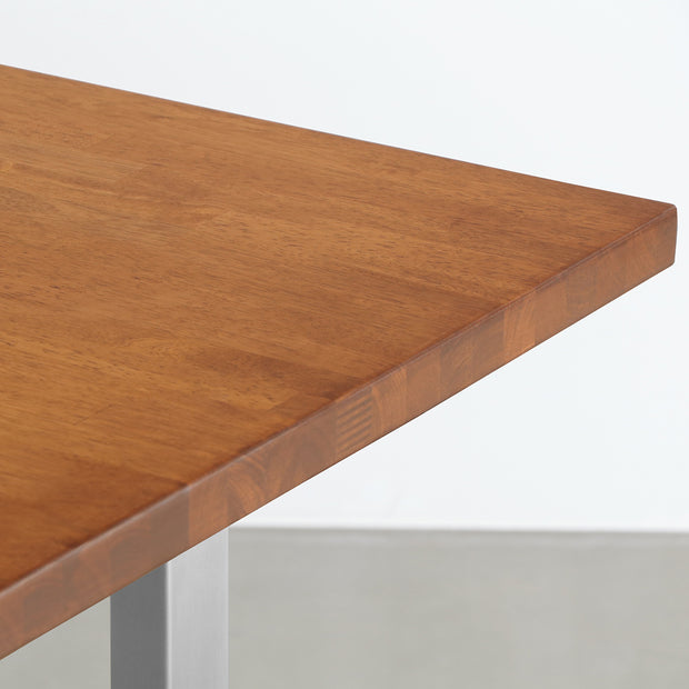 Gemoneの艶やかなチークブラウンのラバーウッド材と美しい質感が際立つI型のステンレス脚を組み合わせた重厚感のあるテーブル(天板)