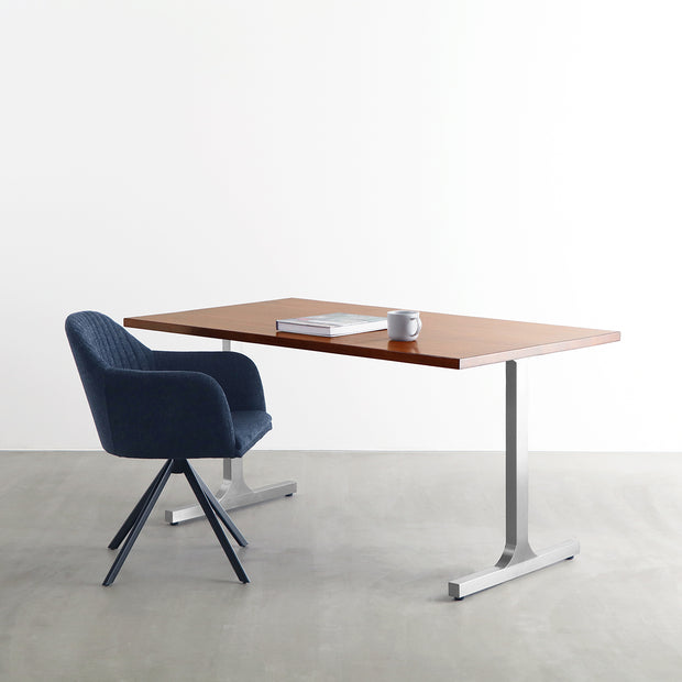 Gemoneの艶やかなチークブラウンのラバーウッド材と美しい質感が際立つI型のステンレス脚を組み合わせた重厚感のあるテーブル（使用例１）