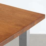 Gemoneの艶やかなチークブラウンのラバーウッド材と美しい質感が際立つスクエアのステンレス脚を組み合わせた重厚感のあるテーブル(天板)
