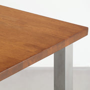 Gemoneの艶やかなチークブラウンのラバーウッド材と美しい質感が際立つスクエアバーのステンレス脚を組み合わせた重厚感のあるテーブル(天板)