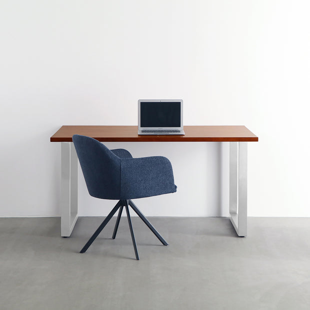 Gemoneの艶やかなチークブラウンのラバーウッド材と美しい質感が際立つT型ステンレス脚を組み合わせた重厚感のあるテーブルの使用例１