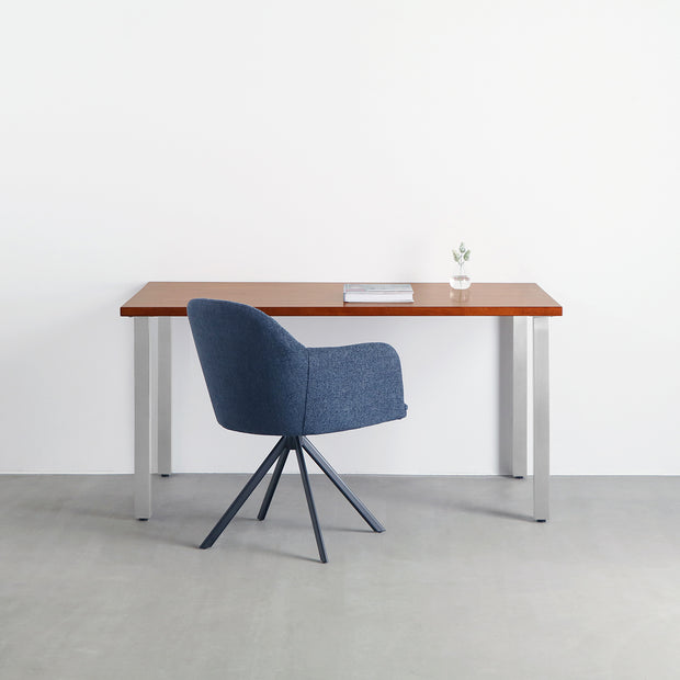 Gemoneの艶やかなチークブラウンのラバーウッド材と美しい質感が際立つスクエアバーのステンレス脚を組み合わせた重厚感のあるテーブル(使用例１)