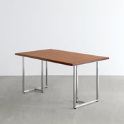 Gemoneの艶やかなチークブラウンのラバーウッド材と美しい質感が際立つT型ステンレス脚を組み合わせた重厚感のあるテーブル