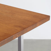 Gemoneの艶やかなチークブラウンのラバーウッド材と美しい質感が際立つT型ステンレス脚を組み合わせた重厚感のあるテーブル（天板）