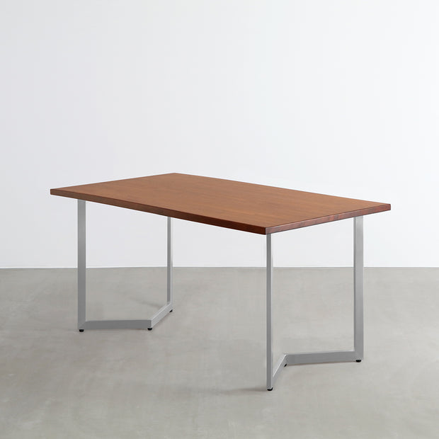 Gemoneの艶やかなチークブラウンのラバーウッド材と美しい質感が際立つW型ステンレス脚を組み合わせた重厚感のあるテーブル