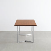 Gemoneの艶やかなチークブラウンのラバーウッド材と美しい質感が際立つW型ステンレス脚を組み合わせた重厚感のあるテーブル（横向き）