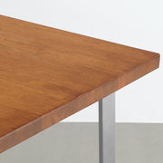 Gemoneの艶やかなチークブラウンのラバーウッド材と美しい質感が際立つW型ステンレス脚を組み合わせた重厚感のあるテーブル（天板クローズ）