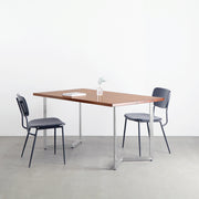 Gemoneの艶やかなチークブラウンのラバーウッド材と美しい質感が際立つW型ステンレス脚を組み合わせた重厚感のあるテーブル使用例2
