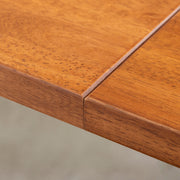 Kanademonoのラバーウッド ブラウン天板とホワイト脚を組み合わせたシンプルモダンな幅連結タイプの特大テーブル（配線トレー付き）連結部分