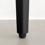 Kanademonoのラバーウッドアッシュ天板とブラックのソリッドピン鉄脚で製作した、猫穴付きのテーブル（アジャスター部分）