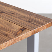 KANADEMONOのヴィンテージ加工した杉無垢材の天板とクラウドのカラースクエア脚を組み合わせたテーブル（天板角）