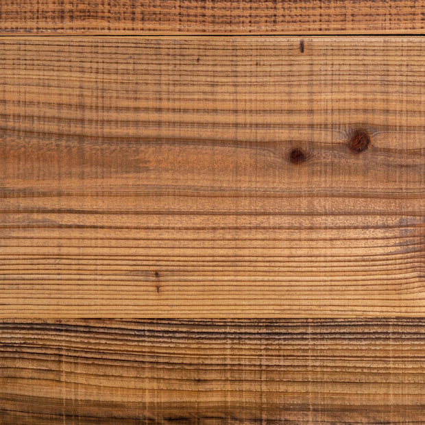 KANADEMONOのヴィンテージ加工した杉無垢材の天板とサンドベージュのカラースクエア脚を組み合わせたテーブル（天板クローズアップ）