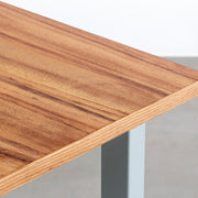 KANADEMONOのアンバー天板とユーカリプタスのスクエアスチール脚を組み合わせたテーブル（天板）