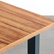 KANADEMONOのアンバー天板とローズマリーのスクエアスチール脚を組み合わせたテーブル（天板）