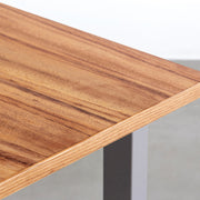 KANADEMONOのアンバー天板とストーンのスクエアスチール脚を組み合わせたテーブル（天板）