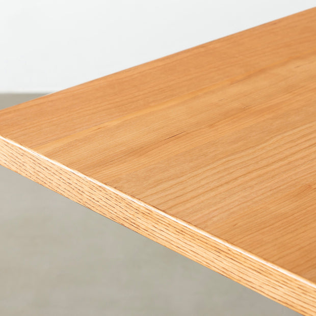 KANADEMONOのブラックチェリー突板天板を使用したテーブル（天板角）