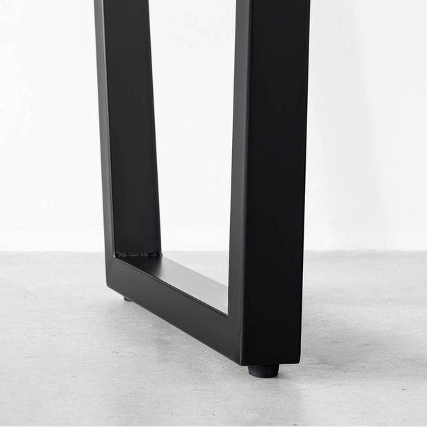 Kanademonoのラバーウッドナチュラル天板とブラックのトラペゾイド鉄脚で製作した、猫穴付きのテーブル（脚）