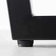Kanademonoのラバーウッドアッシュ天板とブラックのトラペゾイド鉄脚で製作した、猫穴付きのテーブル（アジャスター部分）