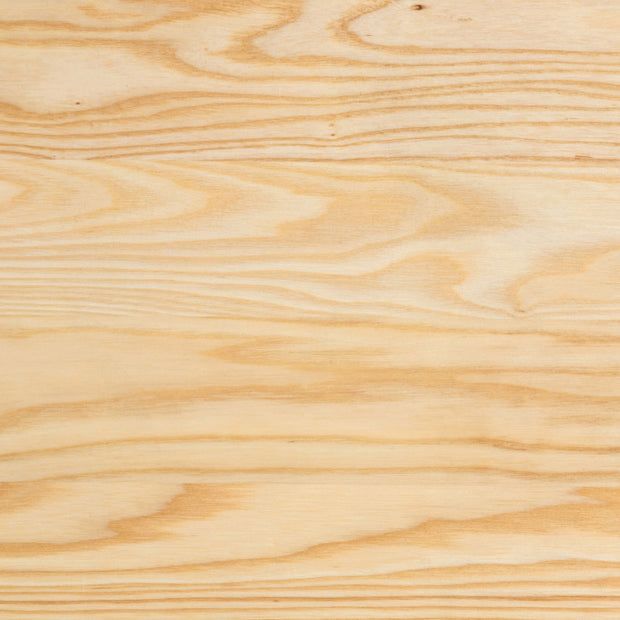 KANADEMONOのホワイトアッシュ無垢材の天板とサンドベージュのカラースクエア脚を組み合わせたテーブル（天板クローズアップ）
