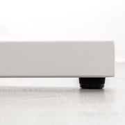 KANADEMONOのホワイトオーク突板天板にホワイトのIライン鉄脚を組み合わせたシンプルモダンなテーブル（アジャスター部分）