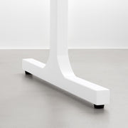 Kanademonoのラバーウッドアッシュグレー天板とホワイトのIライン鉄脚で製作した、猫穴付きのテーブル（脚）
