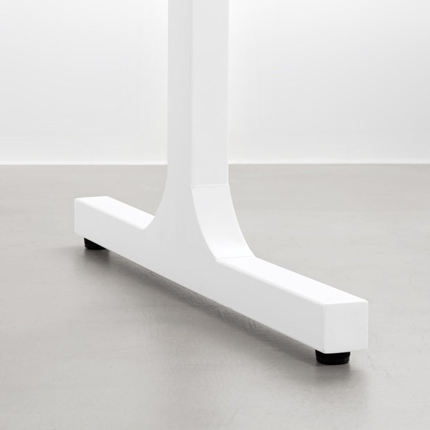 Kanademonoのラバーウッドナチュラル天板とホワイトのIライン鉄脚で製作した、猫穴付きのテーブル（脚）