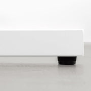 Kanademonoのラバーウッドナチュラル天板とホワイトのIライン鉄脚で製作した、猫穴付きのテーブル（アジャスター部分）