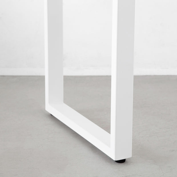 Kanademonoのラバーウッドナチュラル天板とホワイトのレクタングル鉄脚で製作した、猫穴付きのテーブル（脚）