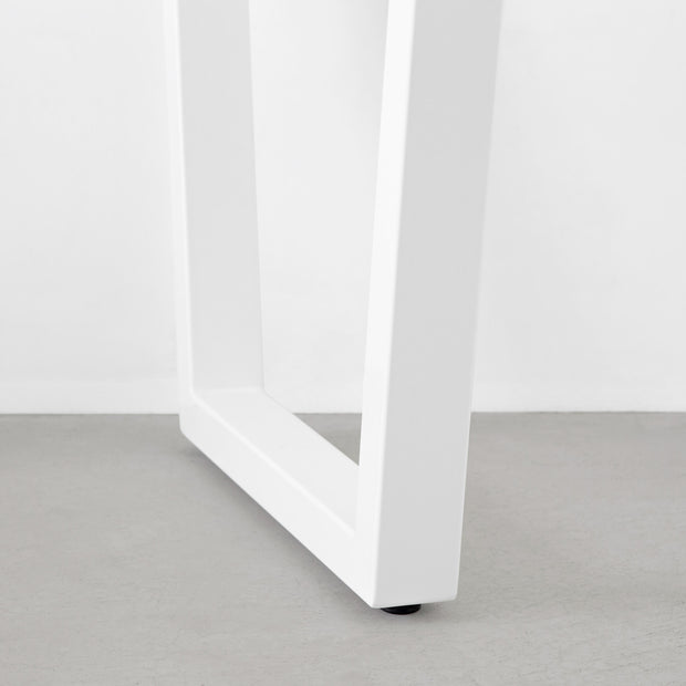 Kanademonoのラバーウッドナチュラル天板とホワイトのトラペゾイド鉄脚で製作した、猫穴付きのテーブル（脚）