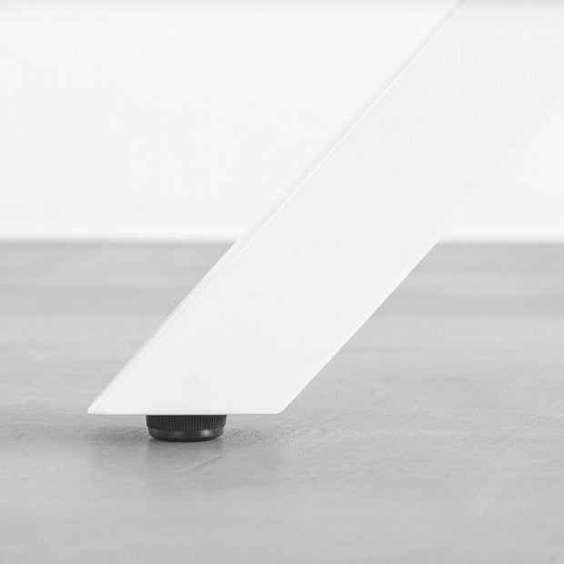 KANADEMONOのラバーウッドアッシュ天板とホワイトのXライン鉄脚を組み合わせたシンプルモダンな大型テーブル（アジャスター部分）
