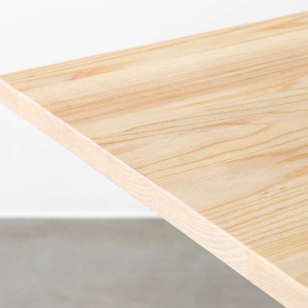 KANADEMONOのホワイトアッシュ天板を使用したテーブル（天板角）