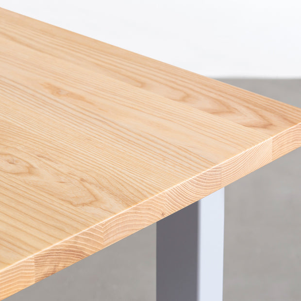KANADEMONOのホワイトアッシュ無垢材の天板とクラウドのカラースクエア脚を組み合わせたテーブル（天板角）
