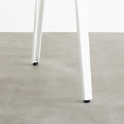 Kanademonoのラバーウッドナチュラル天板とホワイトのスリムライン鉄脚で製作した、猫穴付きのテーブル（脚）