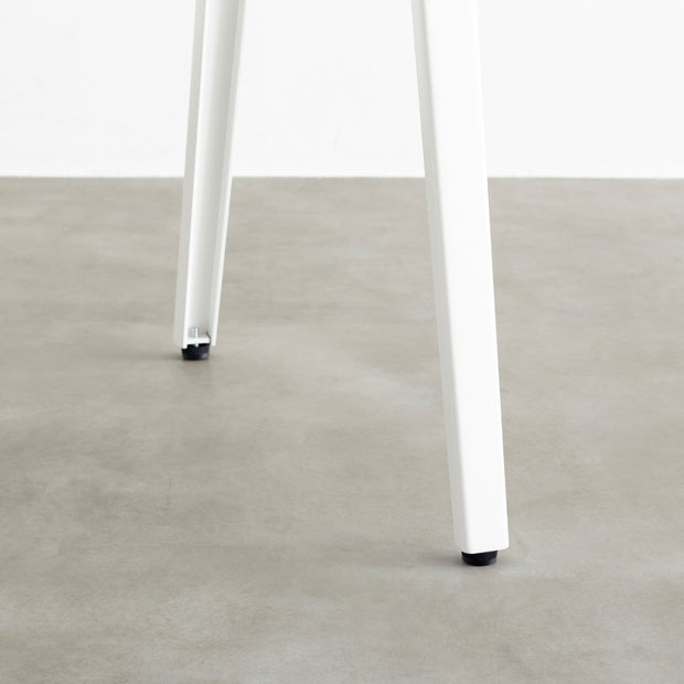 Kanademonoのラバーウッドアッシュグレー天板とホワイトのスリムライン鉄脚で製作した、猫穴付きのテーブル（脚）