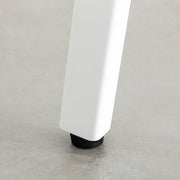KANADEMONOのホワイトオーク天板にホワイトのスリムライン鉄脚を組み合わせたテーブル（アジャスター）