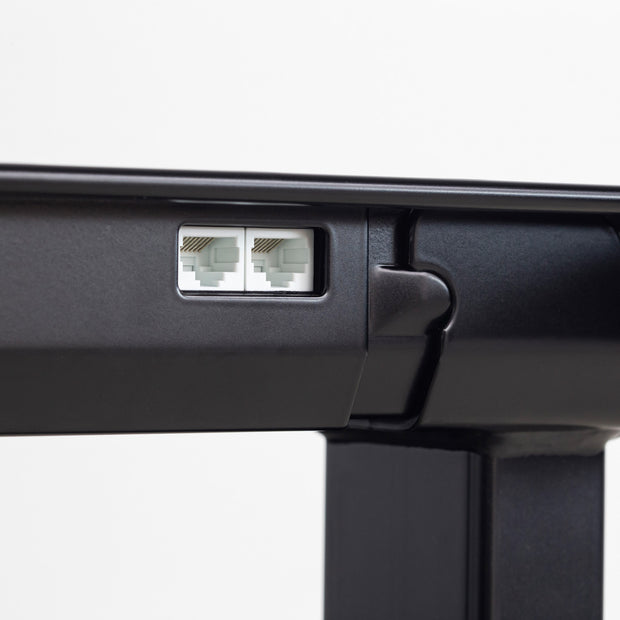 突板くるみ天板と、ブラックの電動昇降脚を組み合わせた、デザイン性も機能性もスマートなテーブル（ケーブル穴1）