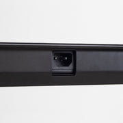 突板ウォルナット天板と、ブラックの電動昇降脚を組み合わせた、デザイン性も機能性もスマートなテーブル（ケーブル穴2）