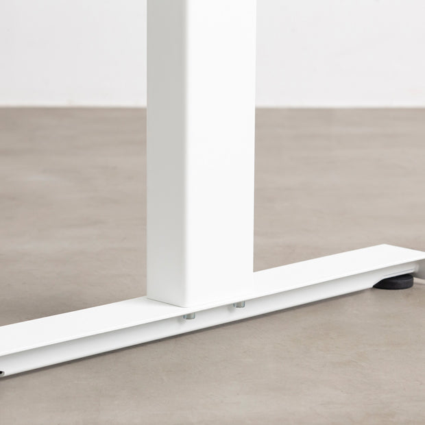 突板ウォルナット天板と、ホワイトの電動昇降脚を組み合わせた、デザイン性も機能性もスマートなテーブル（脚）