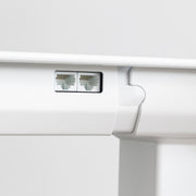 突板ホワイトオーク天板と、ホワイトの電動昇降脚を組み合わせた、デザイン性も機能性もスマートなテーブル（ケーブル穴1）