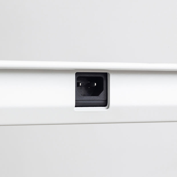 突板ホワイトオーク天板と、ホワイトの電動昇降脚を組み合わせた、デザイン性も機能性もスマートなテーブル（ケーブル穴2）