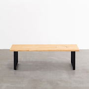Kanademonoのラバーウッドナチュラル天板とブラックのアイアン脚で製作した、猫穴付きのローテーブル（正面）