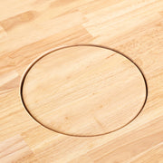 Kanademonoのラバーウッド材Naturalラウンド天板とホワイトのトライアングル4pinアイアン脚を組み合わせた、直径91-100cmの猫穴付きカフェテーブル（猫穴クローズ時）