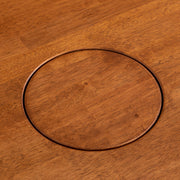 Kanademonoのラバーウッド材Brownラウンド天板とブラックのトライアングル4pinアイアン脚を組み合わせた、猫穴付き直径100cmのカフェテーブル（猫穴クローズ時）