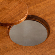 Kanademonoのラバーウッド材Brownラウンド天板とホワイトの4pinアイアン脚を組み合わせた、直径81-100cmの猫穴付きカフェテーブル（猫穴オープン時）