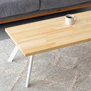 Kanademonoのパイン天板にホワイトの4pinアイアン脚を組み合わせたローテーブル（使用例2）
