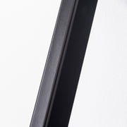 KANADEMONOのワイヤーバスケット付きのラバーウッド材ブラックブラウンカラー天板にマットブラックのチューブピン鉄脚を組み合わせたローテーブル（脚）