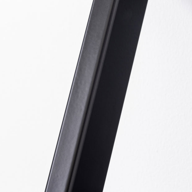 KANADEMONOのワイヤーバスケット付きのラバーウッド材アッシュカラー天板にマットブラックのチューブピン鉄脚を組み合わせたローテーブル（脚）