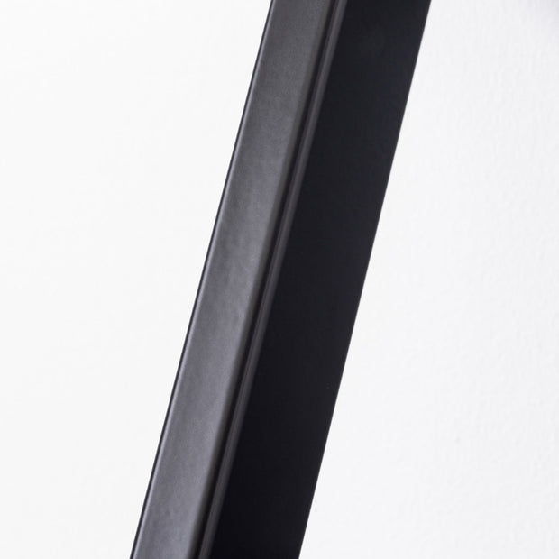 Kanademonoのラバーウッドブラックブラウン天板とブラックのチューブピンアイアン脚で製作した、猫穴付きのローテーブル（脚）