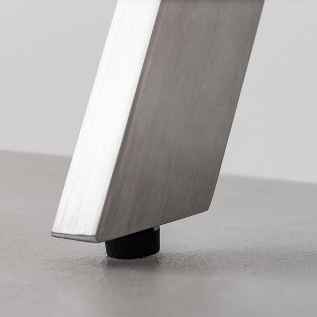 Kanademonoの無垢ホワイトオーク天板にステンレスの4pinアイアン脚を組み合わせたローテーブル（アジャスター部分）