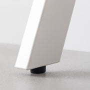 Kanademonoのホワイトオーク天板にホワイトの4pinアイアン脚を組み合わせたローテーブル（アジャスター部分）